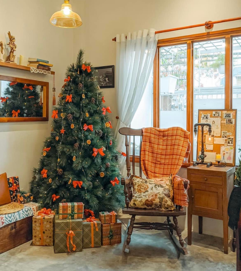 Chúc mừng Giáng sinh với những ý tưởng trang trí Noel tại nhà đẹp mắt và ấm áp trên hình ảnh này. Hãy cùng tô điểm nhà cửa và tạo ra khung cảnh tràn đầy niềm vui trong mùa lễ hội này.