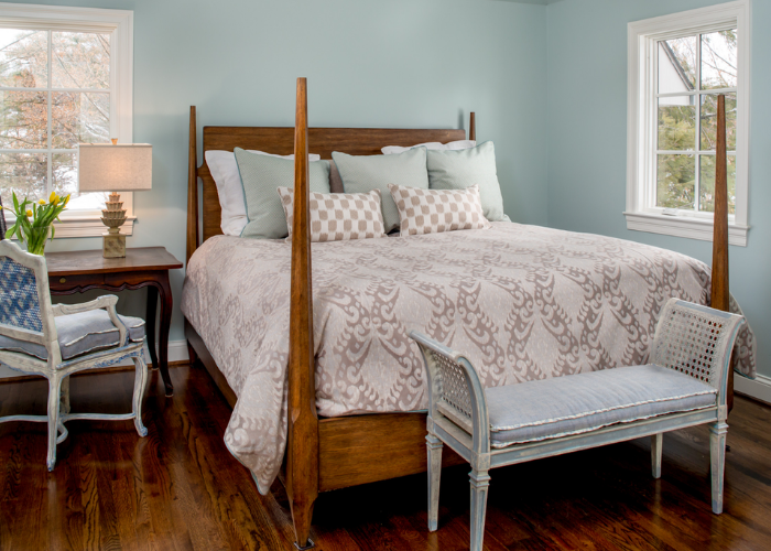 Phòng ngủ tân cổ điển với diện tích nhỏ thường được bày trí một cách đơn giản nhưng vẫn giữ được sự tinh tế.