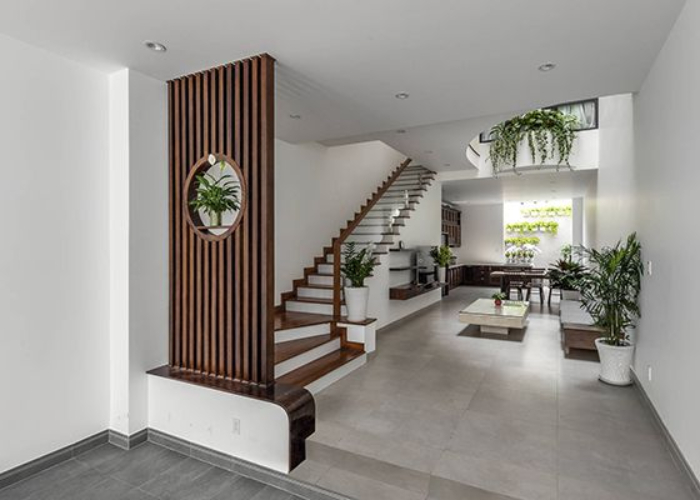 Mẫu phòng khách nhà ống 5m2 có cầu thang với thiết kế nội thất theo phong cách đơn giản