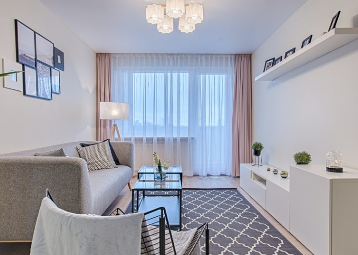 Với gam màu trắng chủ đạo kết hợp với những nội thất đơn giản giúp phòng khách trở nên vô cùng hiện đại và tinh tế 