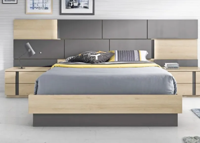 Giường ngủ với tap đầu giường kết hợp kệ làm từ gỗ công nghiệp màu nâu và xám đem lại sự tươi mới cho căn phòng