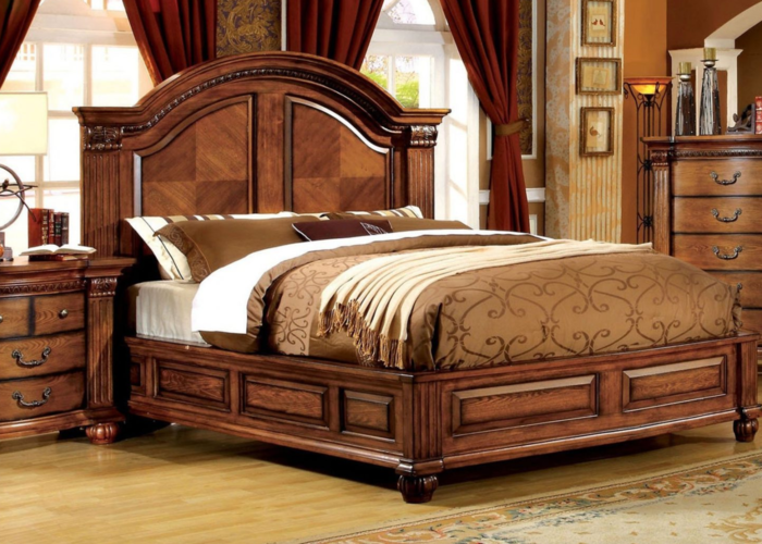 Giường ngủ được làm bằng gỗ sưa theo phong cách sang trọng, lịch lãm.