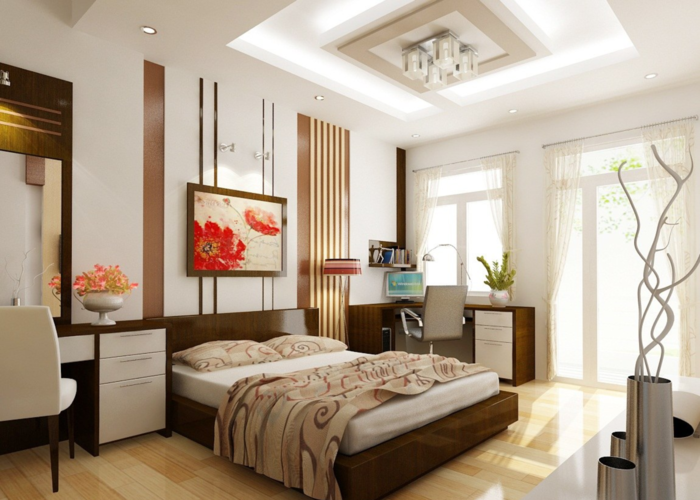 Bàn làm việc, giường ngủ và bàn trang điểm được làm từ gỗ tự nhiên tạo nên sự đồng bộ về màu sắc.
