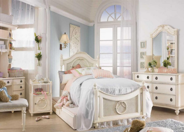 Mẫu nội thất phòng ngủ được làm từ gỗ sồi Nga với tông trắng tinh tế thích hợp cho các bé gái.