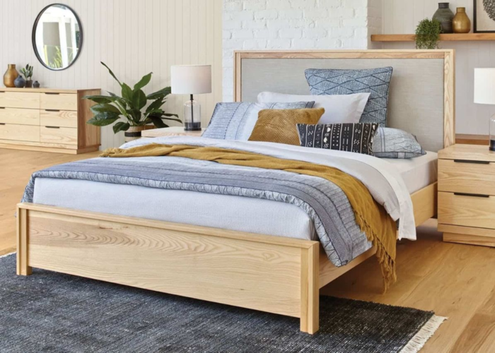 Phòng ngủ nội thất từ gỗ tần bì thích hợp cho những bạn yêu thích sự nhẹ nhàng.