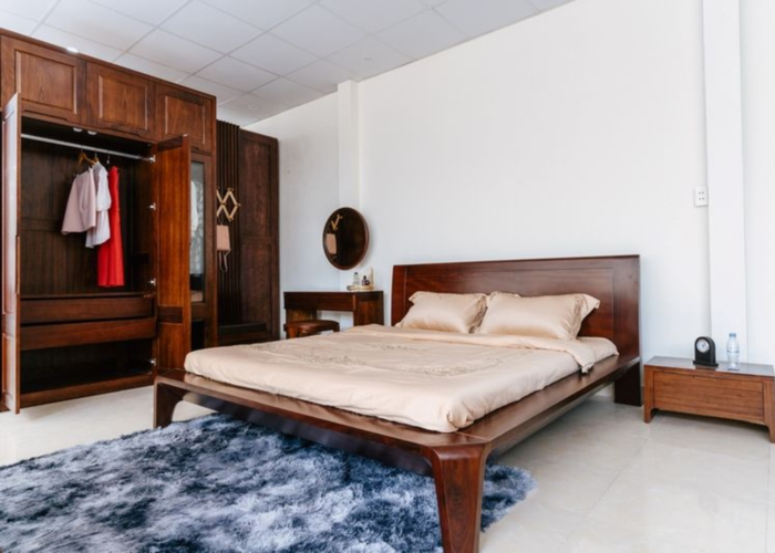 Phòng ngủ trở nên hiện đại hơn với nội thất từ gỗ hương.