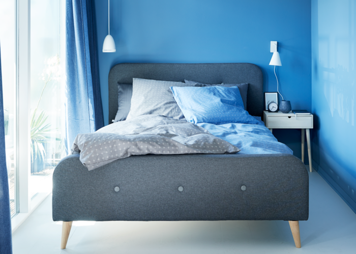 Thiết kế phòng ngủ với màu tường xanh dương kết hợp giường gỗ công nghiệp đơn giản mà hiện đại