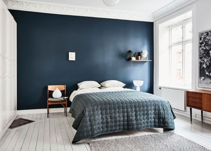 Phòng ngủ màu xanh navy phối trắng cho không gian phòng ngủ thêm nổi bật