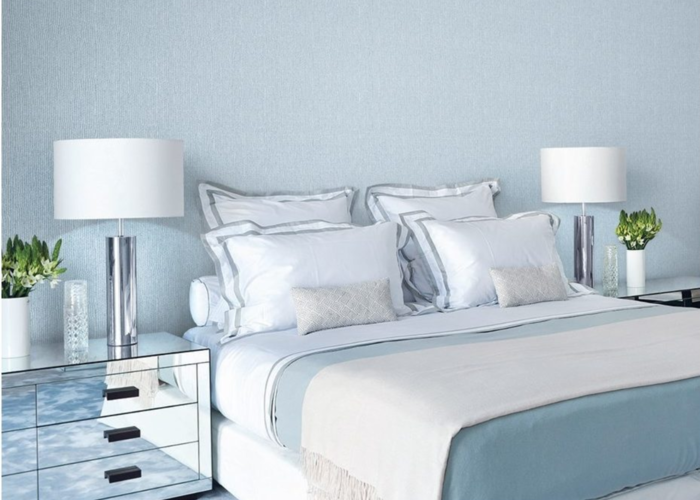 Mẫu phòng ngủ với giấy dán tường xanh dương nhạt đơn giản