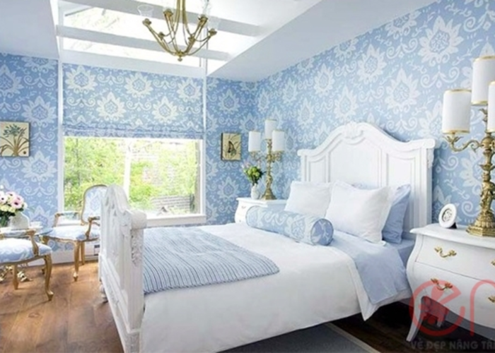 Phòng ngủ sử dụng giấy dán tường màu xanh dương với các họa tiết hoa văn độc đáo