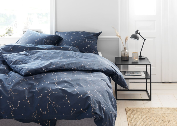 Trang trí phòng ngủ bằng bộ chăn ra gối nệm màu xanh dương