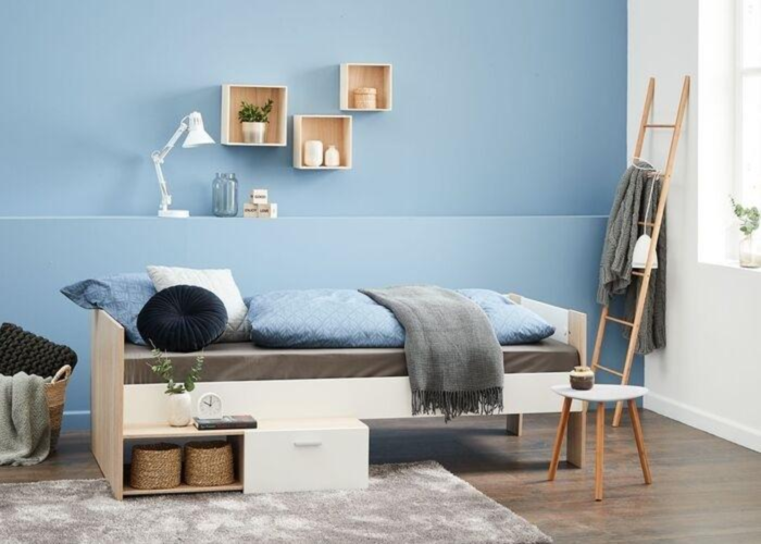 Phòng ngủ nhỏ xinh với sơn tường màu xanh pastel đơn giản, hiện đại