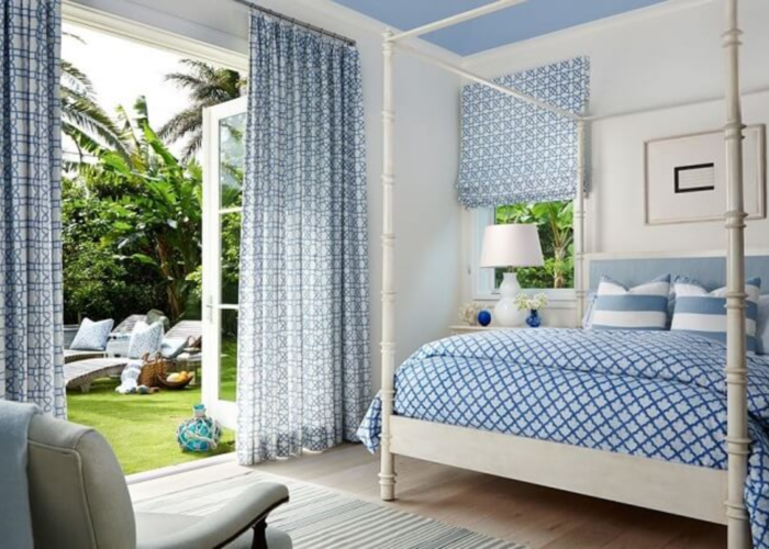 Rèm cửa và nội thất phòng ngủ được trang trí với họa tiết màu xanh dương mát mẻ