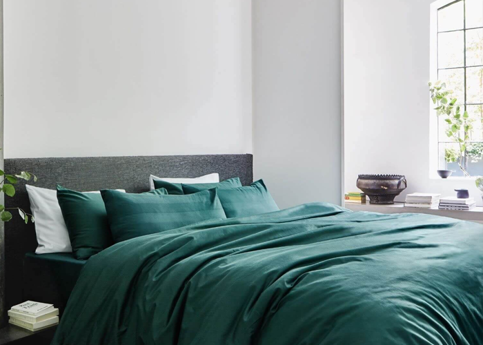 Trang trí phòng ngủ đơn giản với bộ ga giường màu xanh cổ vịt.