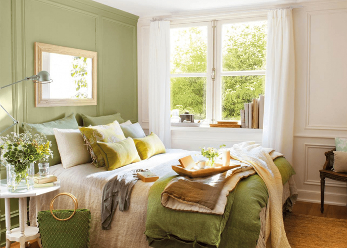 Phòng ngủ màu xanh lá phong cách vintage với nội thất đơn giản, mộc mạc.