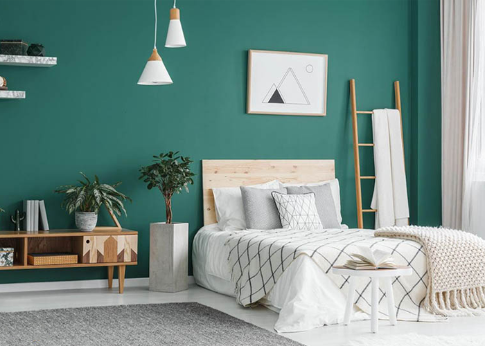 Phòng ngủ với nền tường xanh lá kết hợp màu trắng sáng của đồ nội thất giúp căn phòng thêm nổi bật
