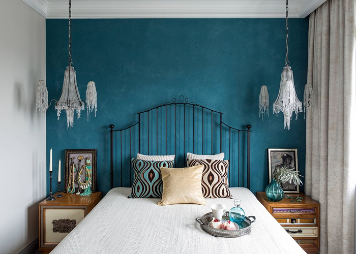 Mẫu phòng ngủ phong cách bohemian nổi bật với mảnh tường màu xanh cổ vịt.