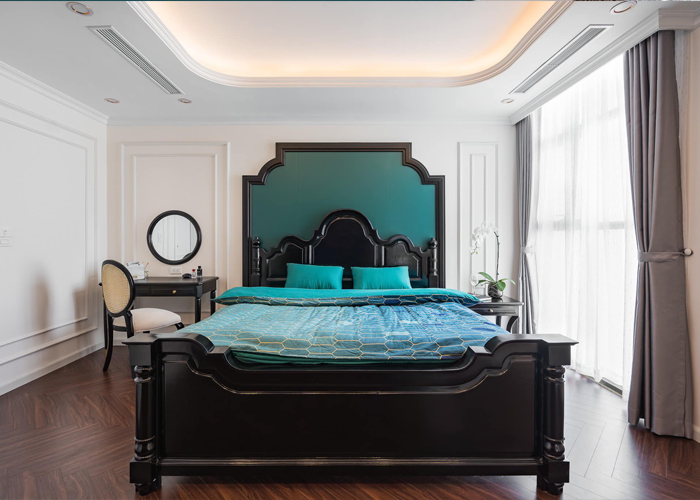 Thiết kế phòng ngủ với giường ngủ có kiểu đầu giường lạ mắt màu xanh cổ vịt cùng bộ ga giường cùng tone