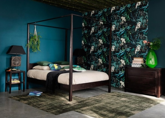 Sử dụng sơn tường hoặc các loại giấy dán tường đồng màu làm cho không gian phòng ngủ xanh cổ vịt thêm sinh động
