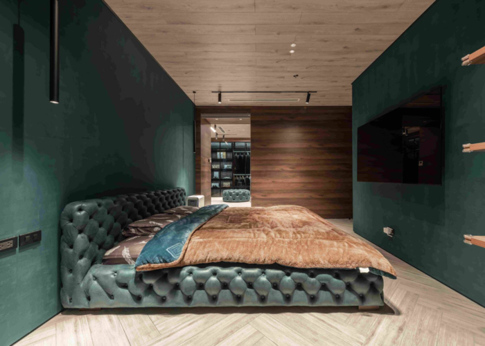Phòng ngủ ấn tượng với chiếc giường màu xanh cổ vịt thiết kế cổ điển. 