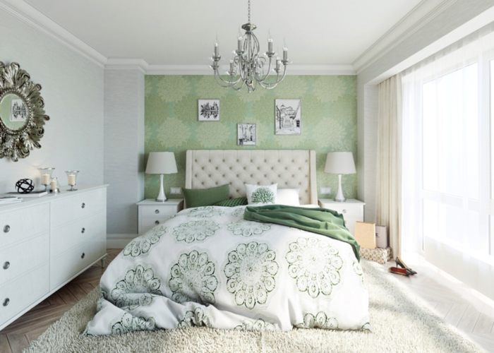 Phòng ngủ màu xanh bạc hà với chăn họa tiết nổi bật,