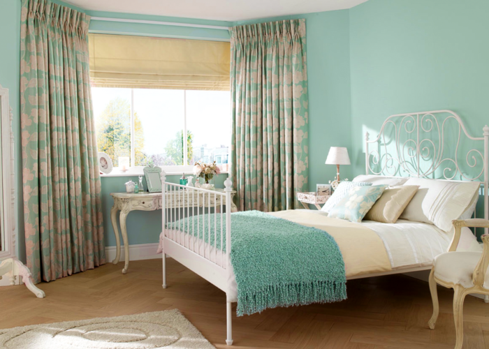 Phòng ngủ màu xanh bạc hà cho nữ kết hợp với thảm màu be và sàn giả gỗ. 
