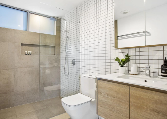 Phòng tắm thiết kế theo phong cách hiện đại được kết hợp hài hòa giữa tông màu trắng và xám