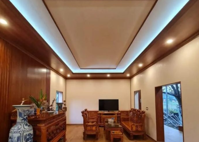 Mẫu trần nhà đẹp bằng gỗ kết hợp đèn LED âm trần được nhiều gia đình ưa chuộng