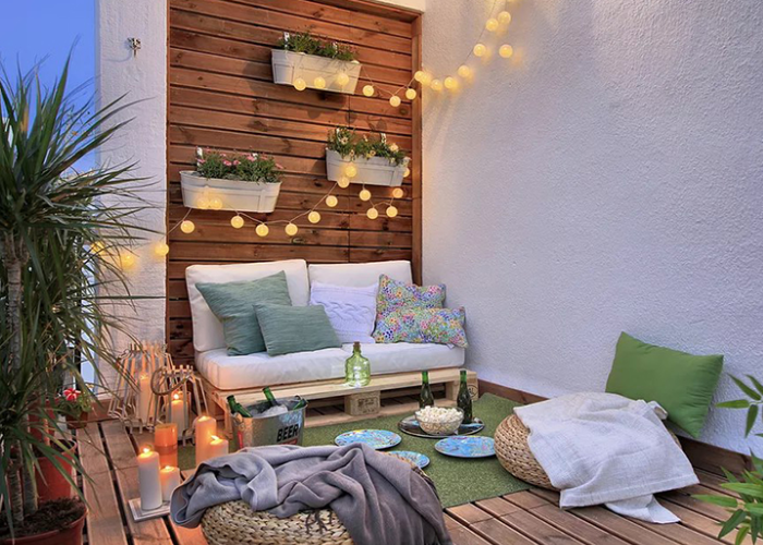 Hệ thống tường cây gỗ kết hợp sofa đơn giản cũng được ưa chuộng trong trang trí ban công chung cư