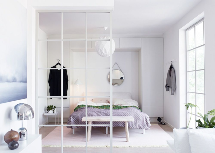Vách ngăn kính đem đến không gian phòng ngủ hiện đại và rộng rãi 