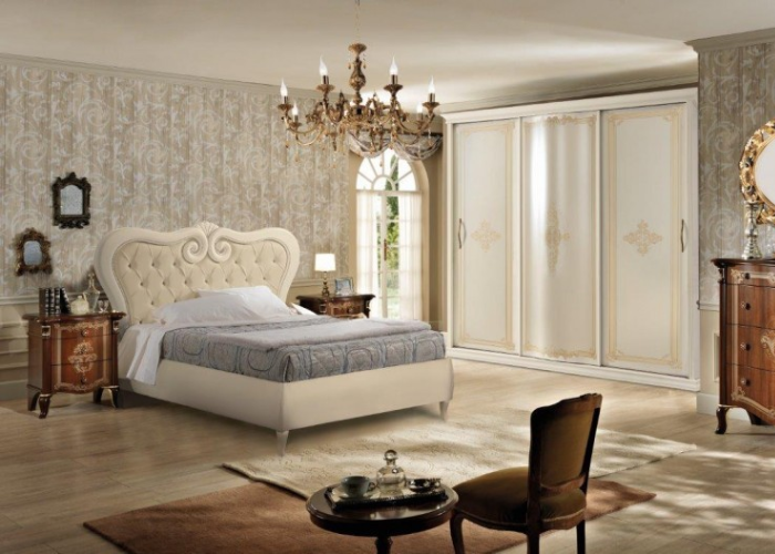 Tab đầu giường có màu tương phản với gam màu của giường ngủ làm nổi bật lên vẻ đẹp cổ điển của sản phẩm.   