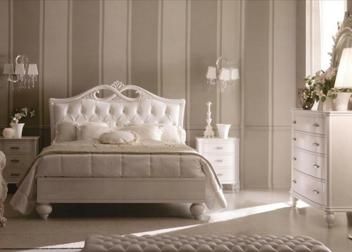 Tab đầu giường với tone màu trắng, thiết kế đặc trưng của phong cách cổ điển