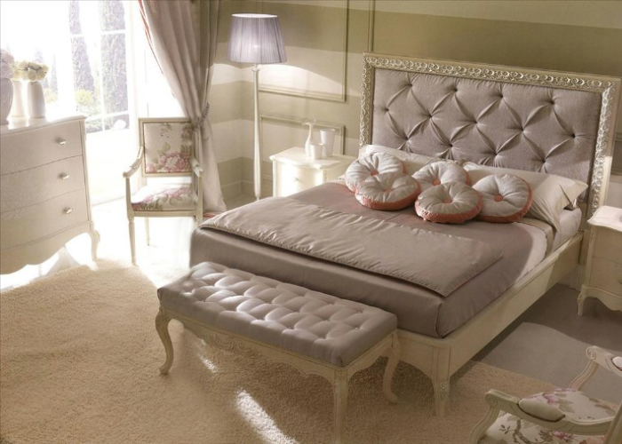 Tab đầu giường tone sáng cùng phong cách với phòng ngủ tạo vẻ đẹp đồng nhất.