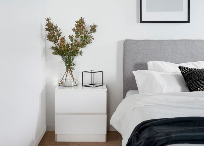 Tab đầu giường “full trắng” đơn giản, hiện đại với hai ngăn đựng tiện dụng
