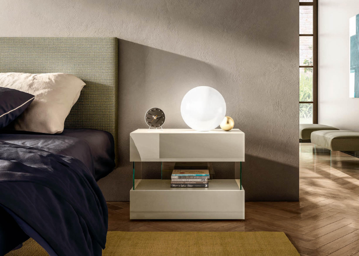Thiết kế tab đầu giường phối kính tạo điểm nhấn tinh tế cho không gian phòng ngủ.