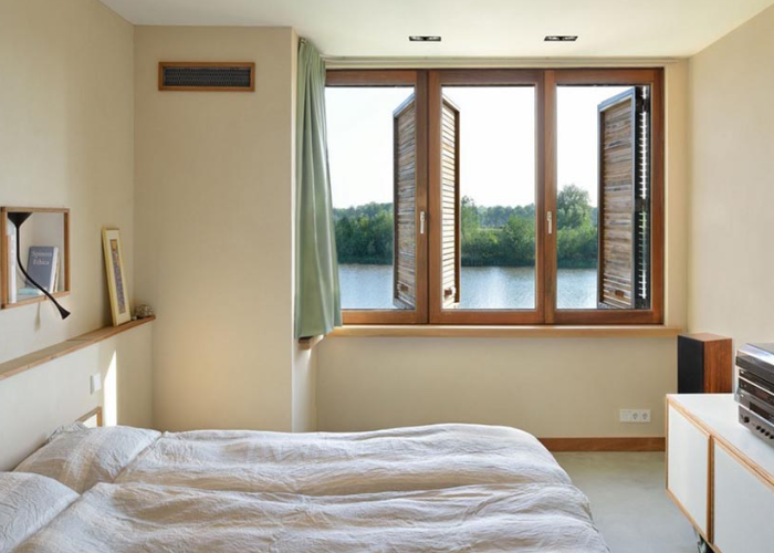 Mẫu cửa sổ cổ điển với thiết kế 3 cửa giúp không gian căn phòng ngủ trở nên thoáng đãng.