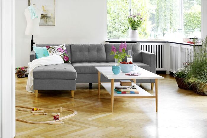Sử dụng sàn gỗ và trang trí phòng khách đẹp bằng cây cối giúp không gian thêm gần gũi và mộc mạc