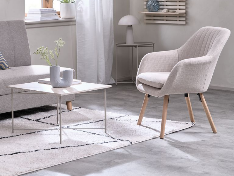 Một tấm thảm xám nhạt với họa tiết hình thoi đặt ở phòng khách sẽ tạo cảm giác sang trọng mà vẫn gần gũi