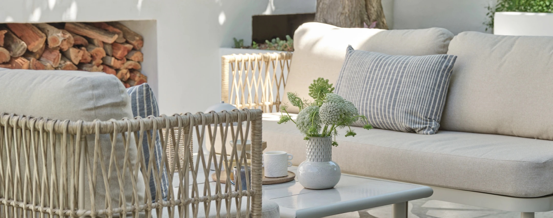 Với bộ ba gối sofa phong cách Bắc Âu, thảm và đèn trang trí sẽ gíup bạn tạo nên một không gian vừa hiện đại, vừa gần gũi