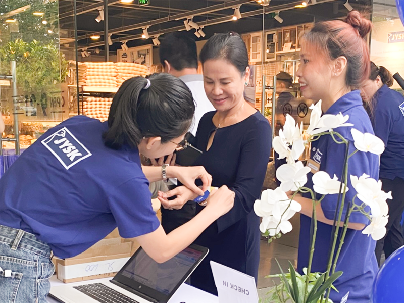 Khách hàng tham gia check-in nhận quà cực chất