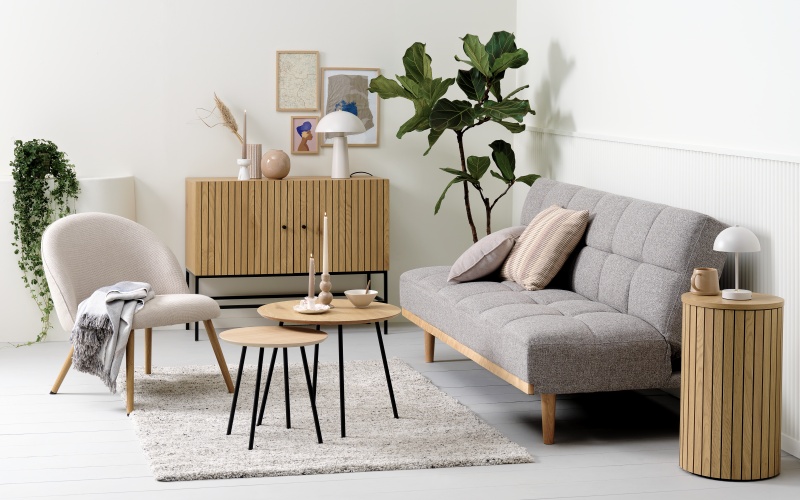 Tại JYSK có bán rất nhiều mẫu sofa màu sáng đa dạng kích thước, phù hợp với mọi nhà.
