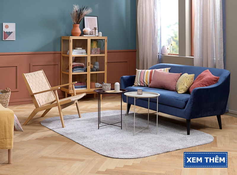 ghế sofa với đệm êm ái và vải bọc phong cách Bắc Âu tạo cảm giác ấm áp và sạch sẽ.