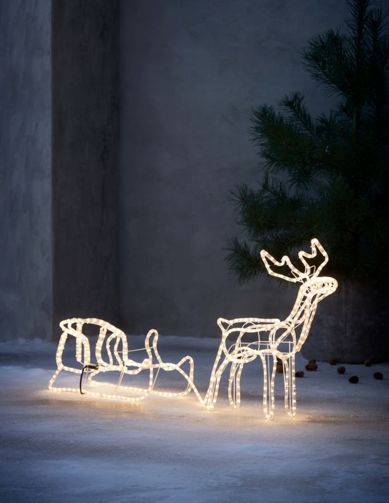 đèn cây trang trí Giáng Sinh này có thể đặt xung quanh sân vườn bên ngoài trời