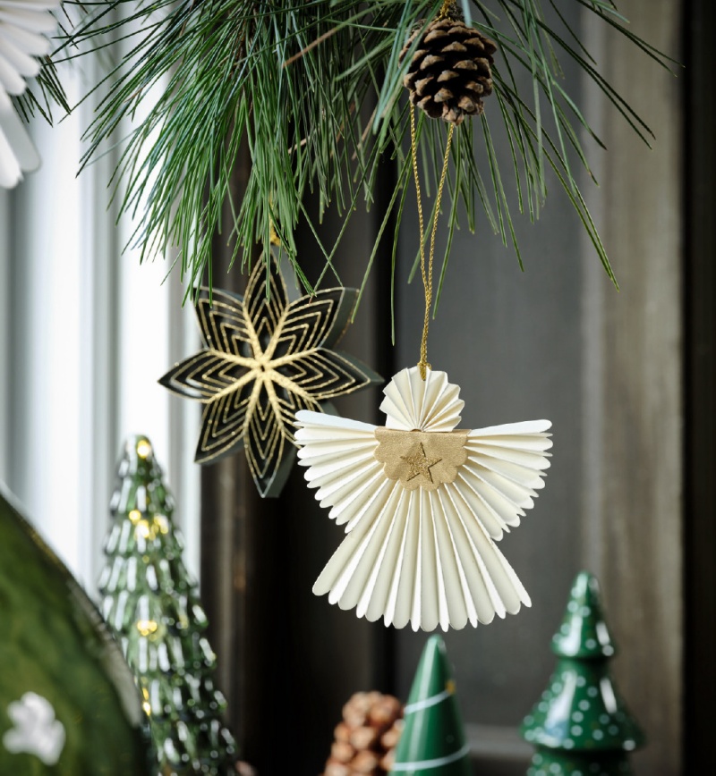 Xu hướng phụ kiện trang trí Noel năm nay chính những sản phẩm có chất liệu tự nhiên như giấy, vải.