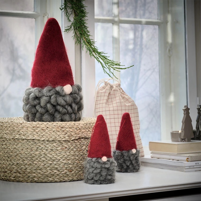 Thần lùn Giáng sinh sở hữu vẻ ngoài thân thiện với chiếc mũ Giáng sinh lớn,