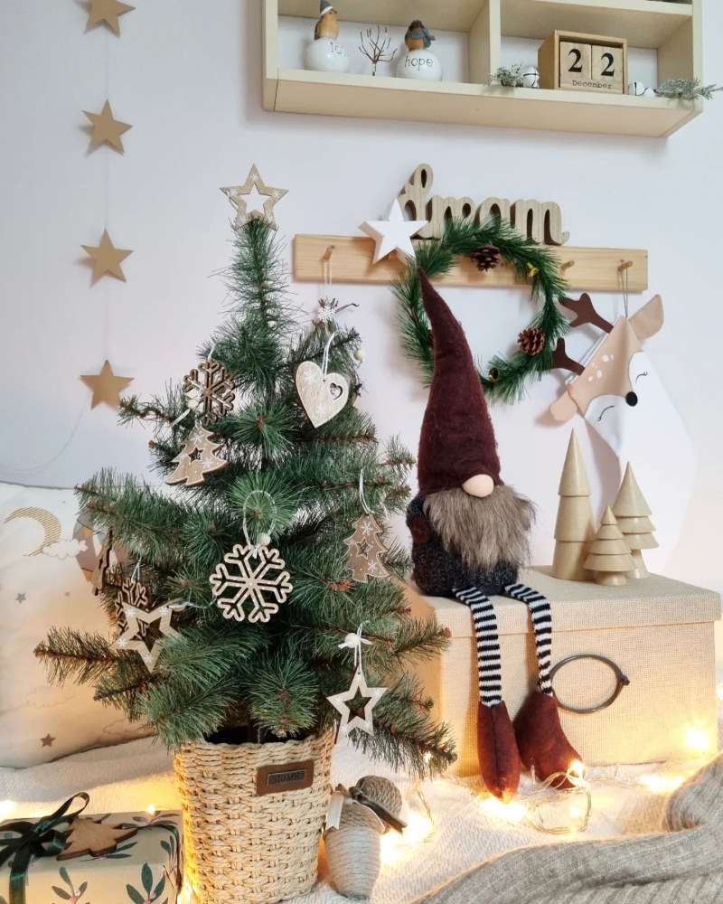 Trang trí thần lùn Giáng sinh với cây thông Noel