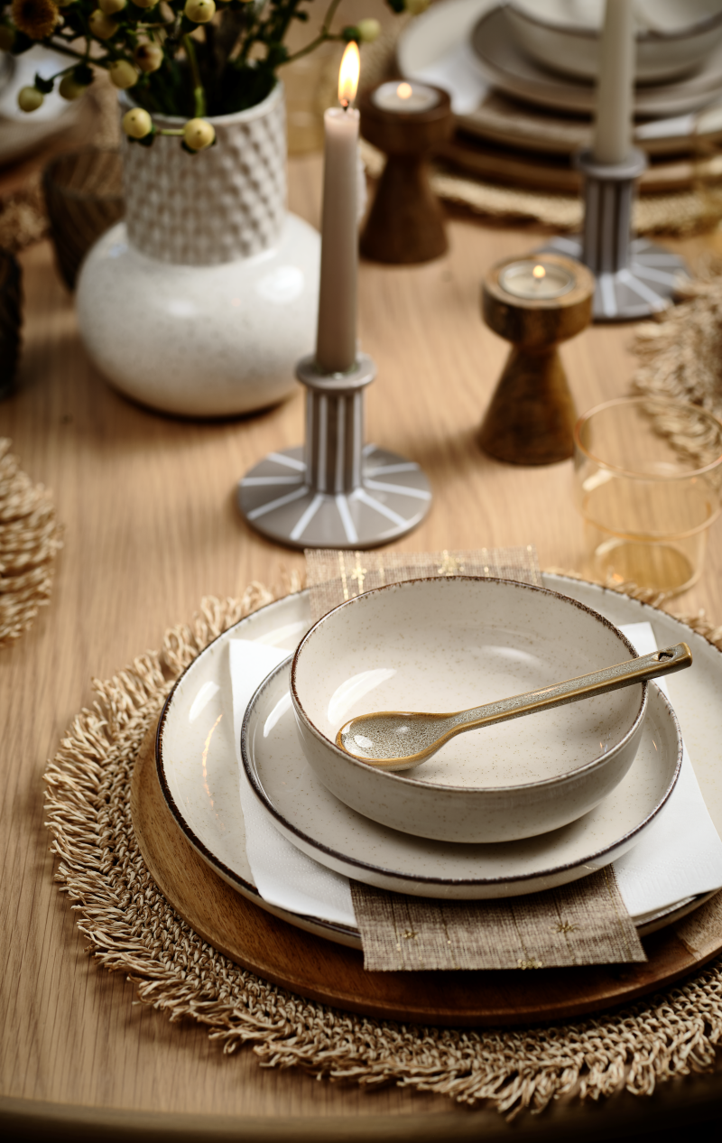 sử dụng trọn bộ sưu tập bát dĩa để tạo sự đồng điệu trên bàn ăn
