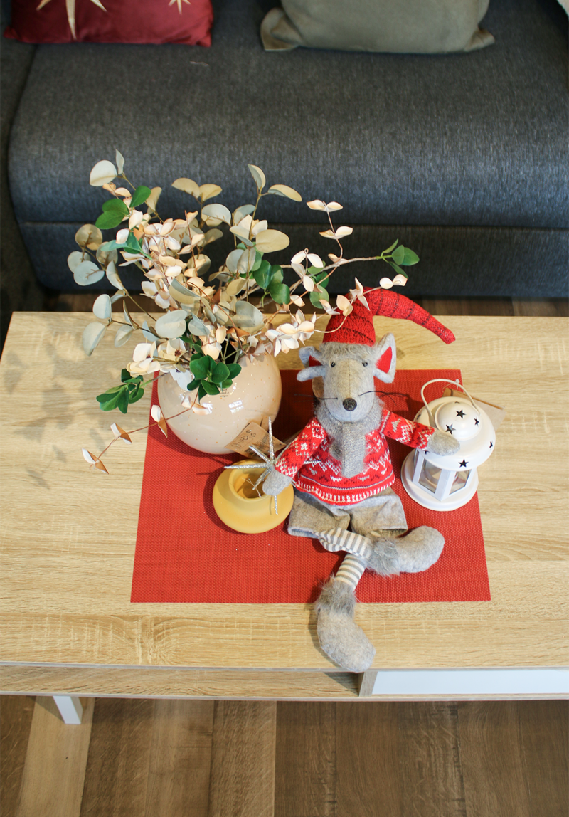 Sử dụng thú tuần lộc trang trí Noel sẽ giúp không khí phòng khách ấm ấp và lung linh