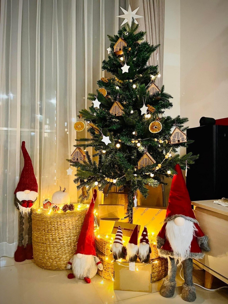 Trang trí noel đẹp cho phòng khách bằng cây thông noel mang về nhiều ý nghĩa trong dịp Giáng sinh