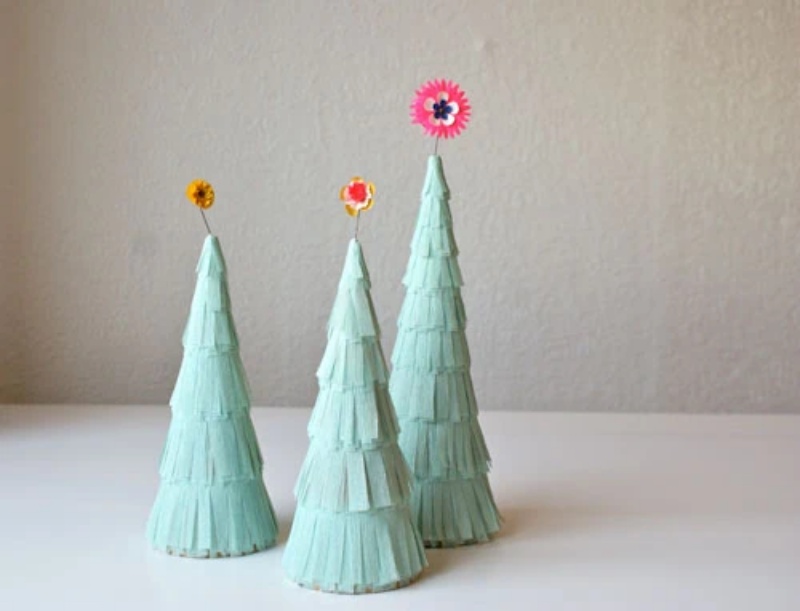 Những cây thông Noel làm bằng giấy thủ công này rất dễ làm và nguyên liệu vô cùng đơn giản.